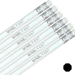 Hvite blyanter med navn. Sekskantede blyanter med viskelær