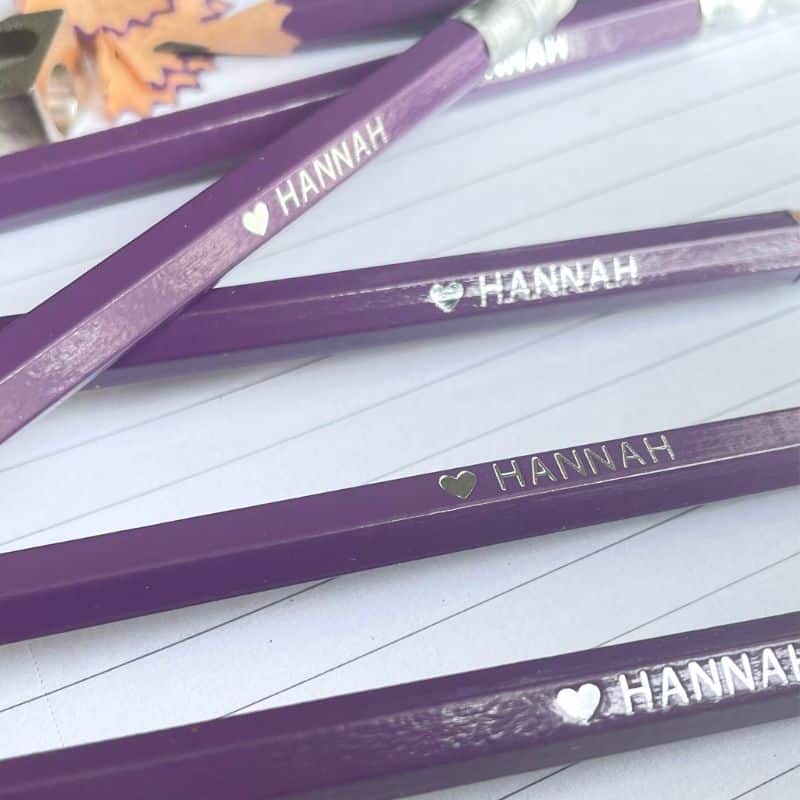 Ideel børnefødselsdagsgave: mørkelilla blyant med navn.