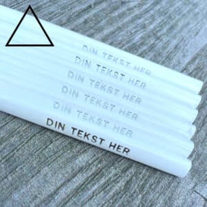 Vita trekantiga pennor med namn