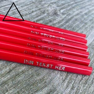 Röda trekantiga pennor med namn