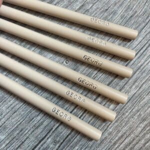 runde-blyanter-med-navn-pastell-beige