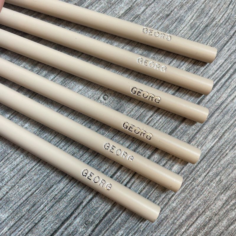 runde-blyanter-med-navn-pastel-beige