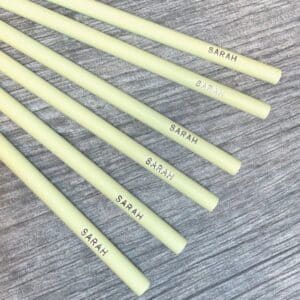 runde-blyanter-med-navn-pastelgul