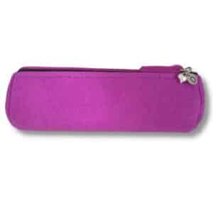 Round pencil case in felt. Purple. With initial pendant and figure