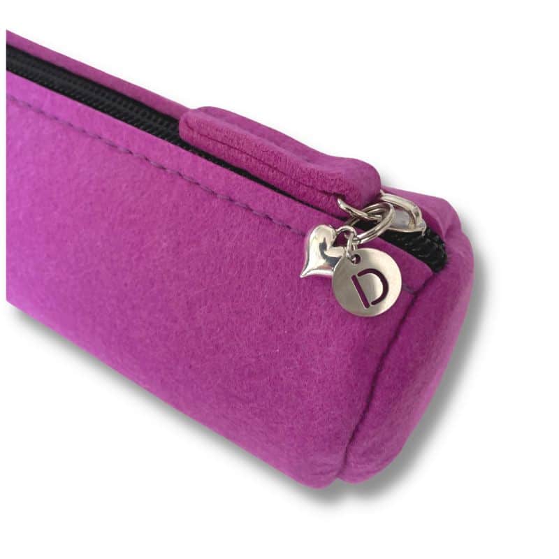 Round pencil case in felt. Purple. With initial pendant and figure