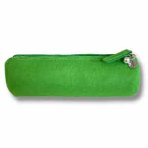 Runt pennfodral i grön filt. Med initial och valfri figur