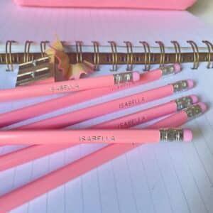 Lyserøde blyanter med navn. Trekantede med viskelæder