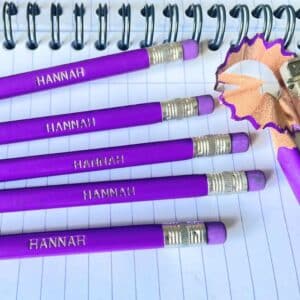 Personlige Trekantede blyanter med viskelæder og navn. Lilla