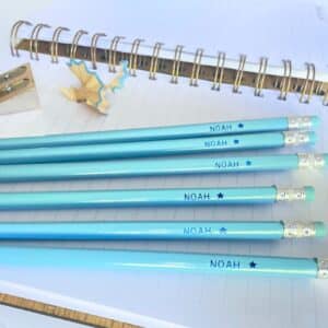 Pastelblå blyanter med navn. Trekantede med viskelæder