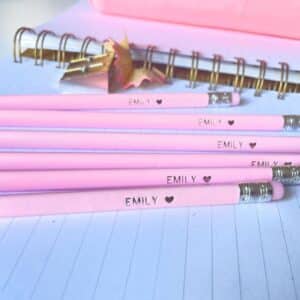 Pastelpink blyanter med navn. Trekantede med viskelæder