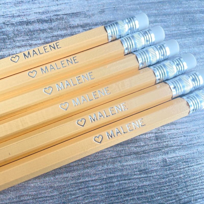Personlig gaveidé: Cream blyant med unikt navntryk.