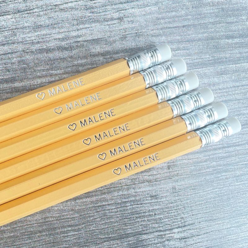 Klassisk cream-farvet blyant til bryllupper og konfirmationer.