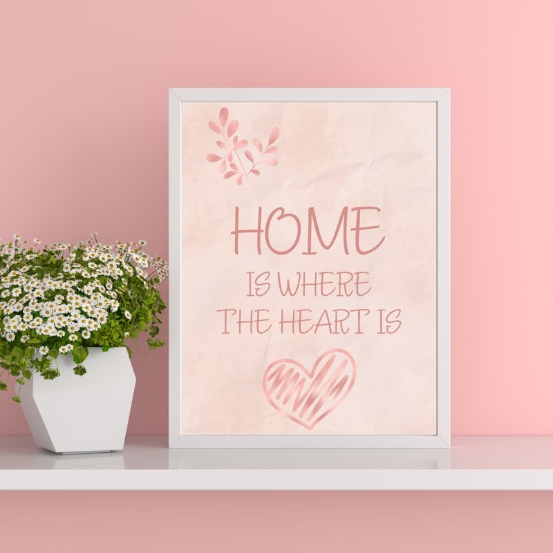 Printbar illustration med teksten 'HOME IS WHERE THE HEART IS' klar til indramning