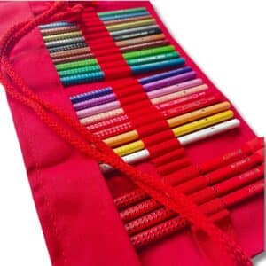 Praktisk rullepenal i flot rød farve fyldt med 20 farveblyanter og 4 blyanter med navn. Inklusiv blyantspidser